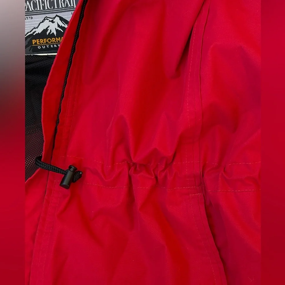 Pacific Trail cord pockets closure